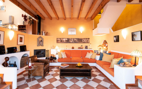 La sala de estar tiene un toque marroquí 